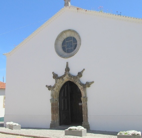 Foto: Das manuelinische Portal der Kirche