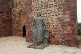 Statue am Burgeingang in Silves