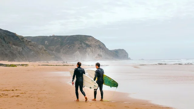Wetter-Algarve-Dezember-2023-Surfer am Strand