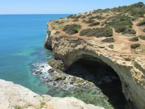 Der Küsten-Wanderweg führt erneut über Grotten