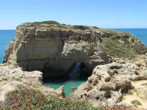 Schöne Küstenlandschaft bei der Carvoeiro-Wanderung an der Algarve-Küste